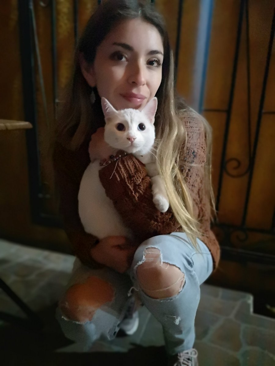 vfredesf's tweet photo. Hola Roberto. Lo peor del año la pandemia, lo mejor nuestro hijo nuevo Gary. Un abrazo y un muy feliz y exitoso año 2022 para todo el equipo. Besos a mi señora Priscila Dículo que aparece en la foto.
#despiertaconchv https://t.co/RFOnToYoVU