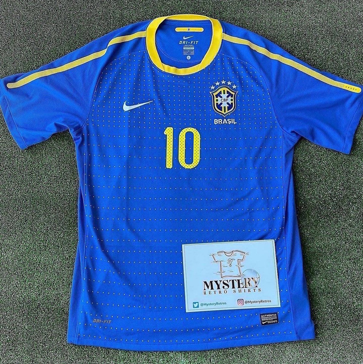 FTBLsection's tweet image. To celebrate the end of 2021 we are giving away a mysteryretroshirts.co.uk box!🎁

Retweet &amp;amp; follow us to enter. Winner announced this evening, good luck!🤞