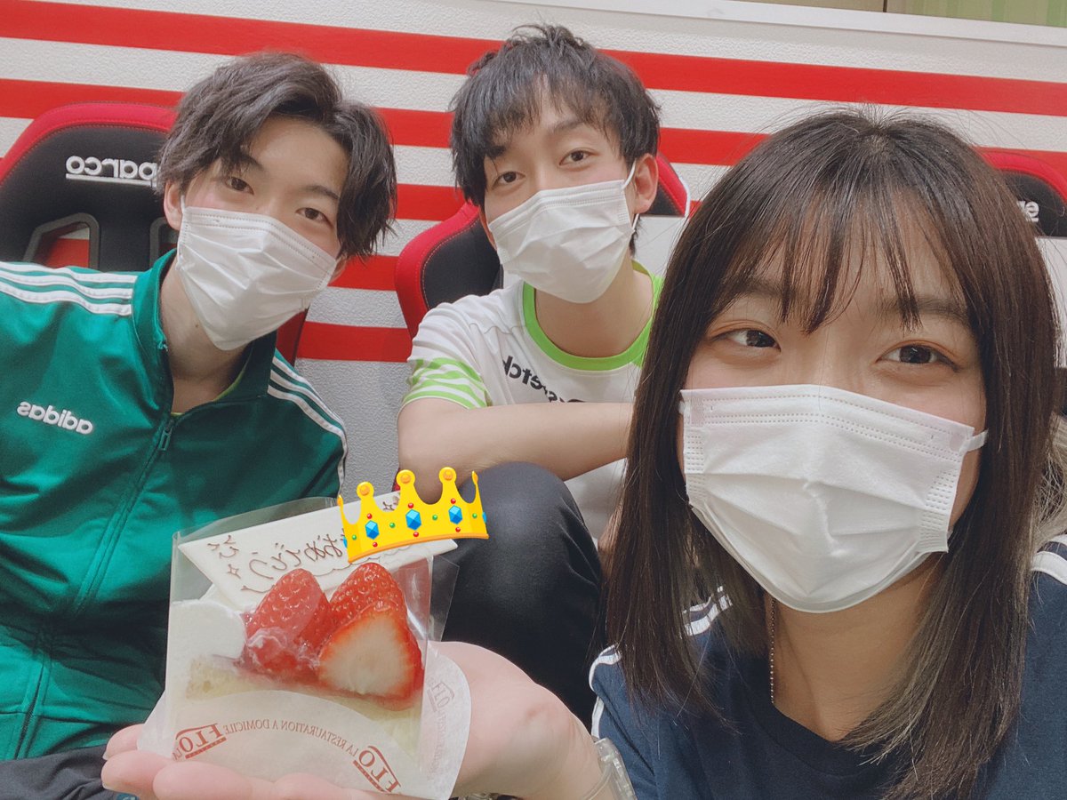 yuki__stretch's tweet photo. 12月過去最高のお客様評価をいただくことができました🤩🤩
ずっと目指していた100。

たっっくさんの方に支えられてやっとここまで来れました。
今年の締めくくりとして最高の状態で終えれたと思います。

かとさんがケーキ買ってくれました😭
今日は３人で仕事納め！
お疲れ様でした！ https://t.co/sYvpfy4PEY