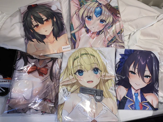 あまりにスムーズに買い物出来すぎて、抱き枕カバーも予定外にいっぱい買ってしまったの図 