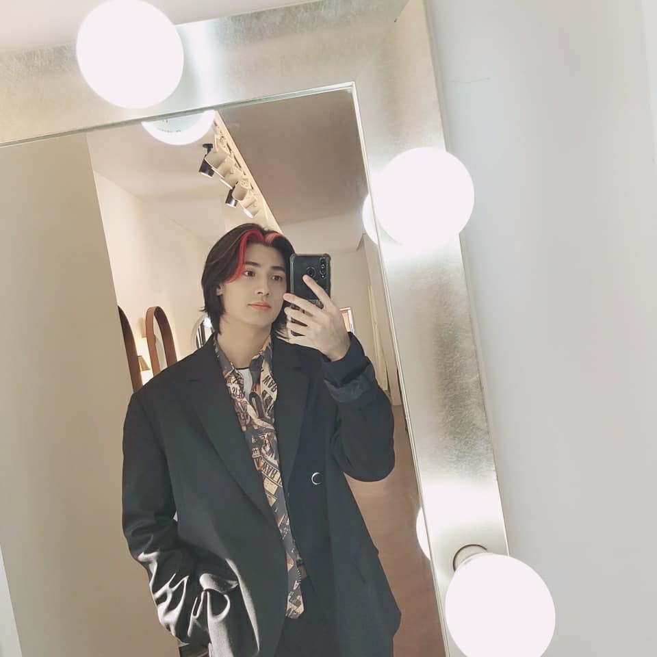 May 2022 give us more mirror selca🙏🏼