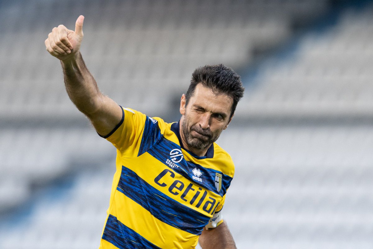 gianluigibuffon's tweet photo. Finisce il 2021, ma io sto già pensando al 2022, con un buon proposito: riportare in alto il Parma! 
Buon anno a tutti! 🎉 https://t.co/rax2ZnnPGZ