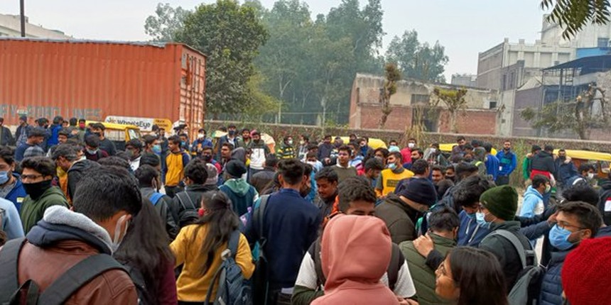 AktuStudentsuni's tweet photo. @myogiadityanath Sir aktu exam online करा दीजिए
College's mein कोबिड प्रोटोकॉल   पालन नहीं हो रहा है https://t.co/rbbdhgEBie