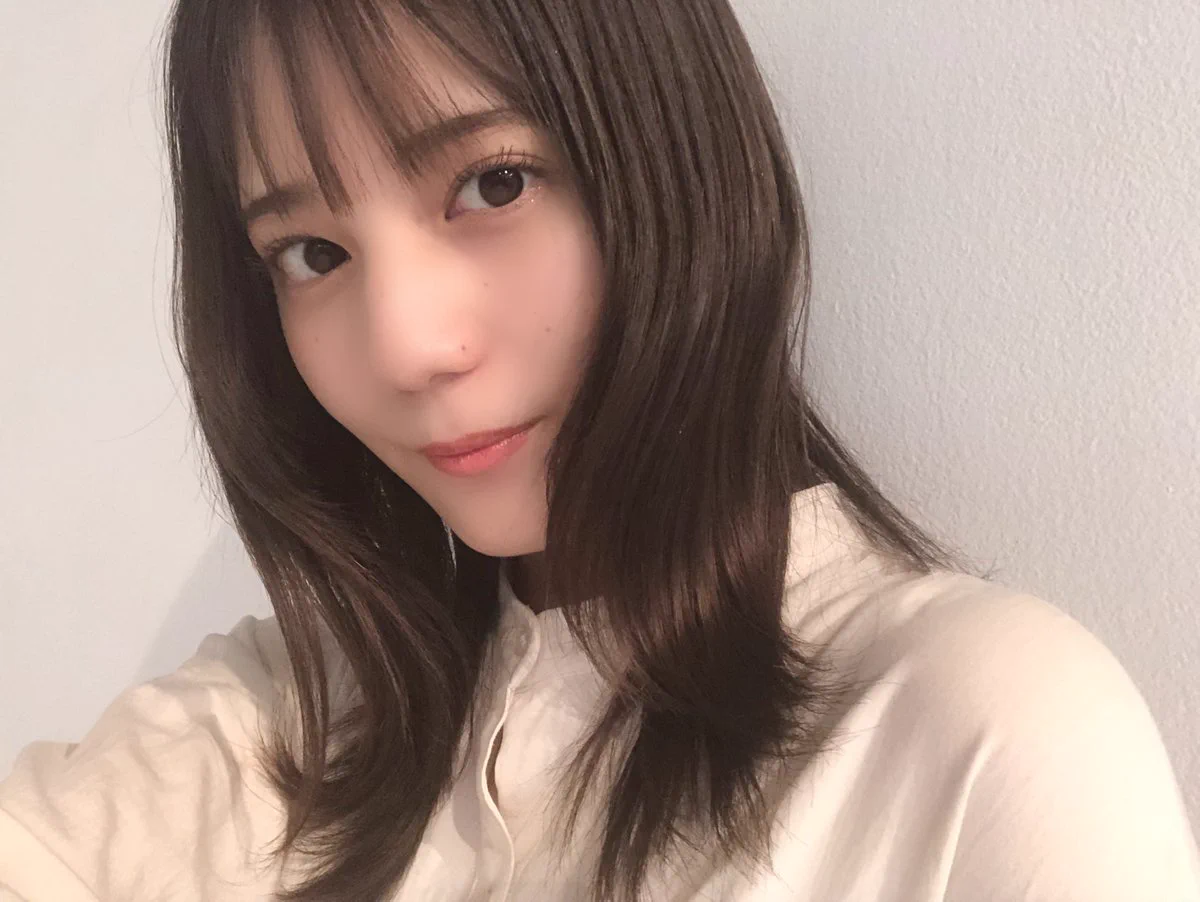 日向坂46 小坂菜緒1st写真集『君は誰？』【公式】 on X: 