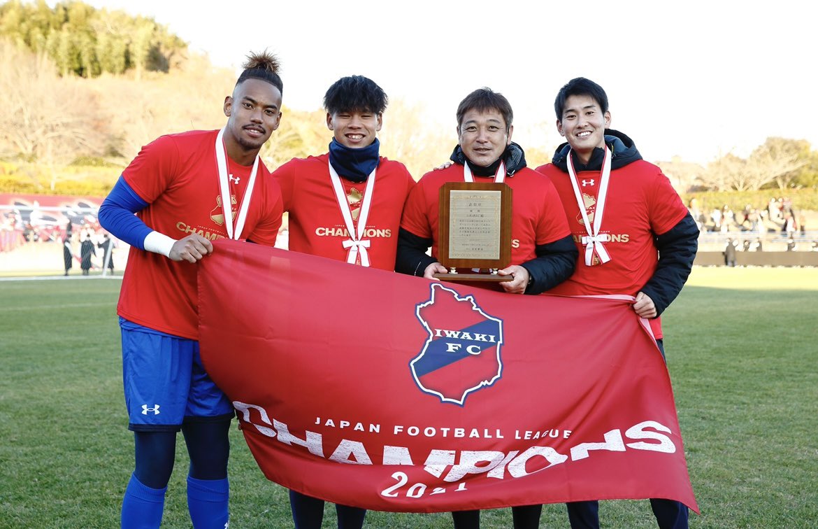 d17s17's tweet photo. いわきFCのファンやサポーターの皆様の熱い応援のおかげでJFL優勝、J3参入を成し遂げることが出来ました！

怪我を早く治してサポーターの皆さんが待つスタジアムでプレーすることができるよう今はリハビリを頑張ります！

必ず強くなって帰ってきます！

1年間ありがとうございました。

#いわきFC https://t.co/yOpMNJM7aa