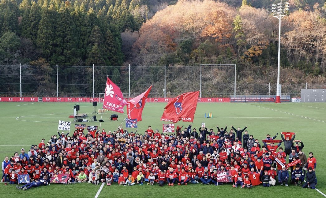 d17s17's tweet photo. いわきFCのファンやサポーターの皆様の熱い応援のおかげでJFL優勝、J3参入を成し遂げることが出来ました！

怪我を早く治してサポーターの皆さんが待つスタジアムでプレーすることができるよう今はリハビリを頑張ります！

必ず強くなって帰ってきます！

1年間ありがとうございました。

#いわきFC https://t.co/yOpMNJM7aa