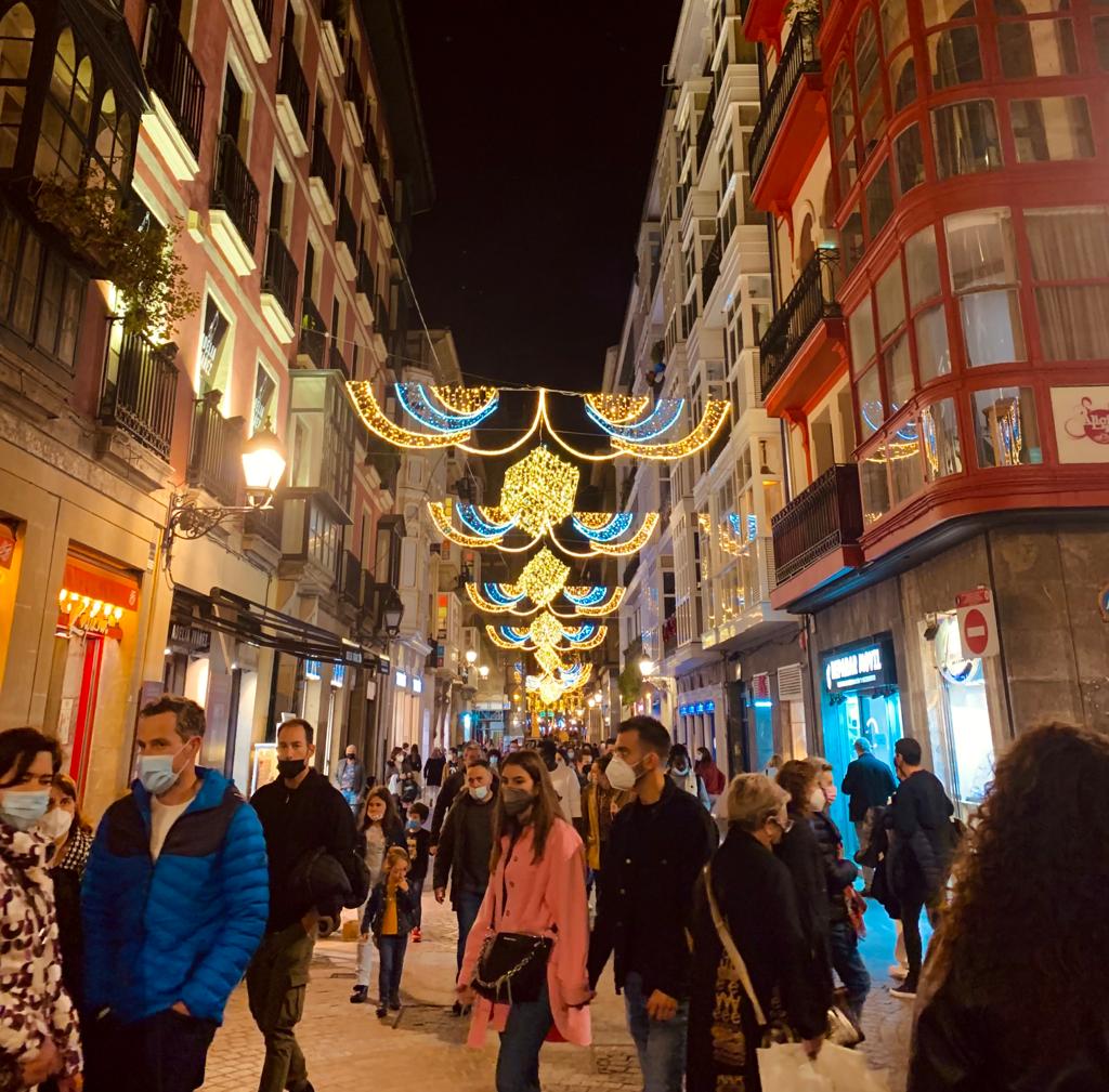 zazpikaleak's tweet photo. ✨❤️El Casco Viejo de Bilbao tiene vida los 365 días del año, pero en estas fechas tan especiales, tiene un brillo y un #ambiente especial. Que sigamos disfrutando de él a diario. ¡Feliz año a todos y a todas! https://t.co/f9h9Gyvh0I