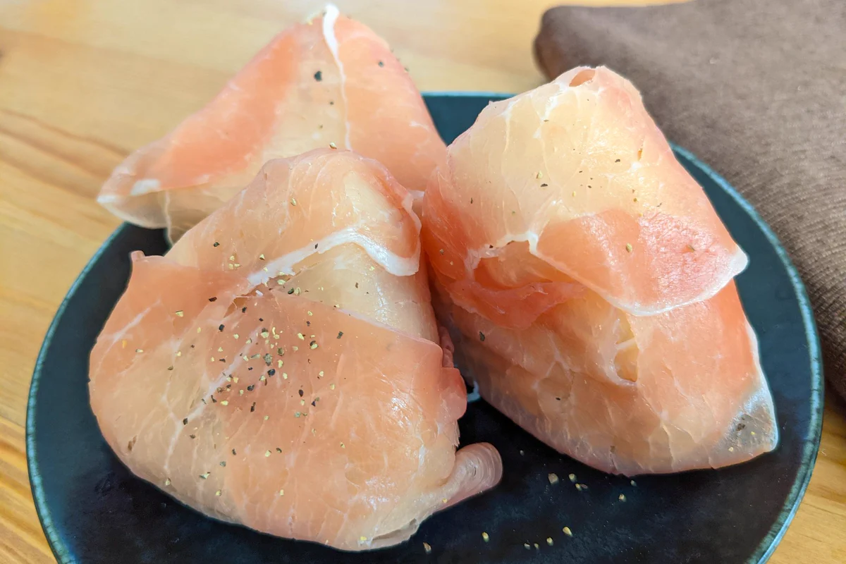 小腹が空いたときの軽食にも良さそう！ツナ缶や生ハムを使った「おにぎり」レシピ！