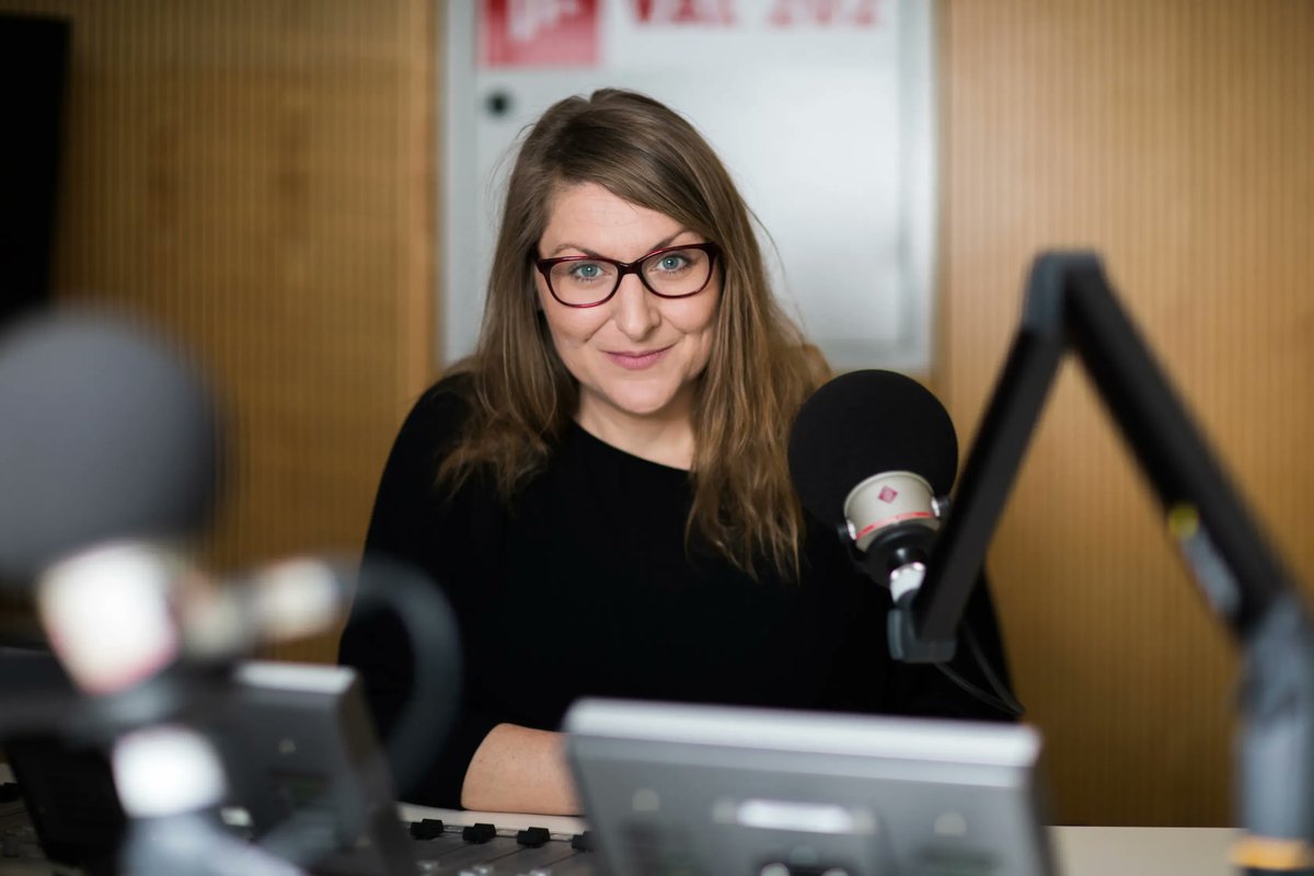 Val202's tweet photo. Še trinajst ur! 🎉
Popravek. Še osem. 
Malo pred 19.00 vas na pot do odštevanja vabi @tanatasa! 📻 https://t.co/G2iW3JWMsq
Pogovori, kviz, super nagrada, veliko glasbe po izboru @andrejkaroli, za ton brez pokanja pa poskrbi @lovrostanta 🥂 https://t.co/zOVzGHlpHE