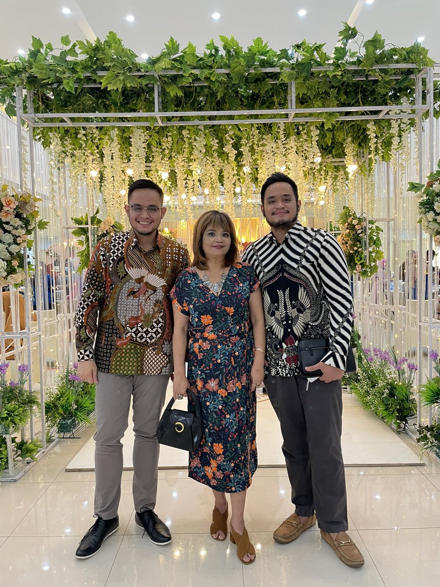 👦🏻: Mom, pengen lanjut sekolah spesialis, tp simpanan kita ga banyak…

👩🏻‍🦰: Sekolah lah nak, biar uangnya mommy yang cari.. belajar lah baik baik.

and finally! single mom bisa mengantarkan 2 anak kembarnya mjd CALON DOKTER SPESIALIS 😭

Eky, Sp.DV
Eka, Sp.A