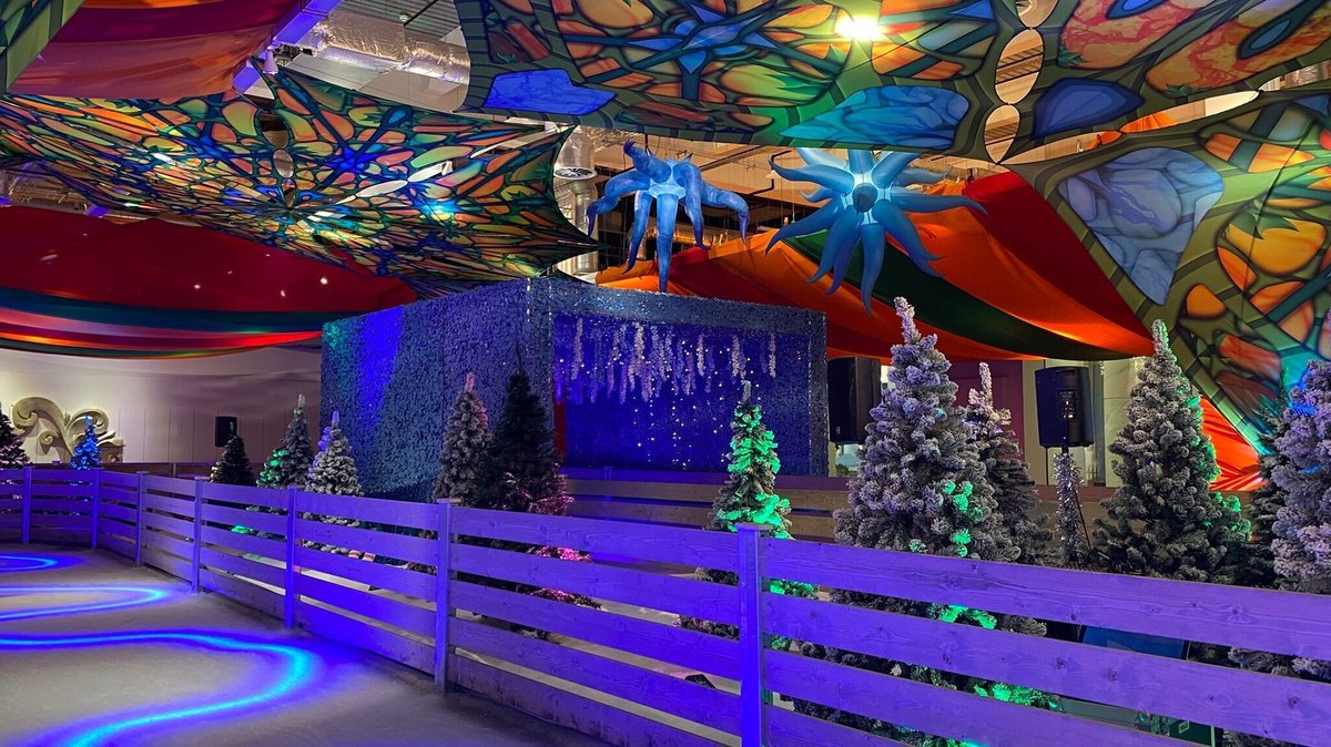 UnrealXmas's tweet photo. Celebrate the end of 2021 and welcome the new 2022 with us on our unreal skating path! ✨❄️

#UnrealXmas #Manchester https://t.co/SxPJhFQV24
