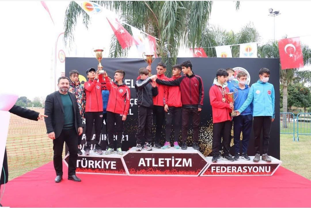 servetbulut23's tweet photo. Adana'da düzenlenen Kros Ligi Final yarışmalarında Ağrı- Patnoslu sporcumuz Ömer Yalvaç Türkiye https://t.co/JcKxIrCnNj olarak milli takım kampına katılmaya hak kazanmıştır. Takım olarak ise Türkiye 2. Olmuşlardır @CankatarYusuf @ismailcalgangsb @CemilBu29716542 @FatihALPASLAN04 https://t.co/idP4pqshy7
