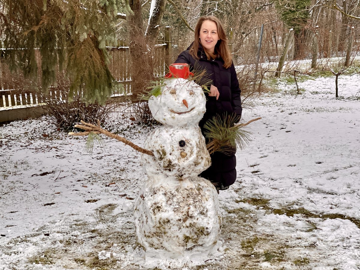 BeatrixSerman's tweet photo. My newest friend and me are wishing you a very happy new year 🥳 https://t.co/CQdFdiIvcR