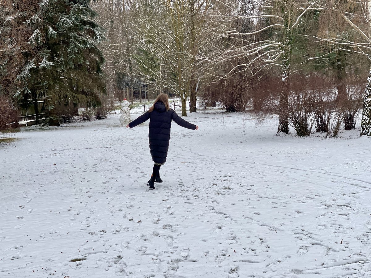 BeatrixSerman's tweet photo. My newest friend and me are wishing you a very happy new year 🥳 https://t.co/CQdFdiIvcR