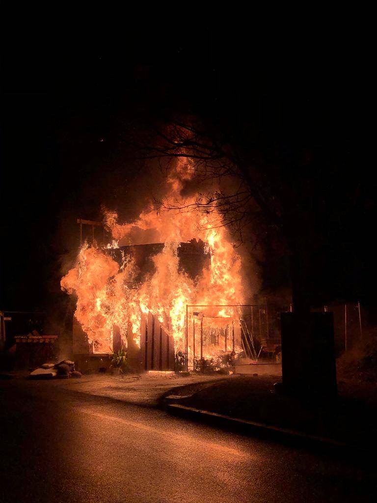 SystemChangeAT's tweet photo. ❗️Presseaussendung: Brandanschlag auf #LobauBleibt-Besetzung❗️

Wir sind entsetzt über den offensichtlich vorsätzlichen Brandanschlag, der heute Nacht bei der Besetzung in der Hirschstettner Straße verübt wurde.

Presseaussendung mit Statements: https://t.co/W9aiRG9HvG https://t.co/vZL5RoSbCb