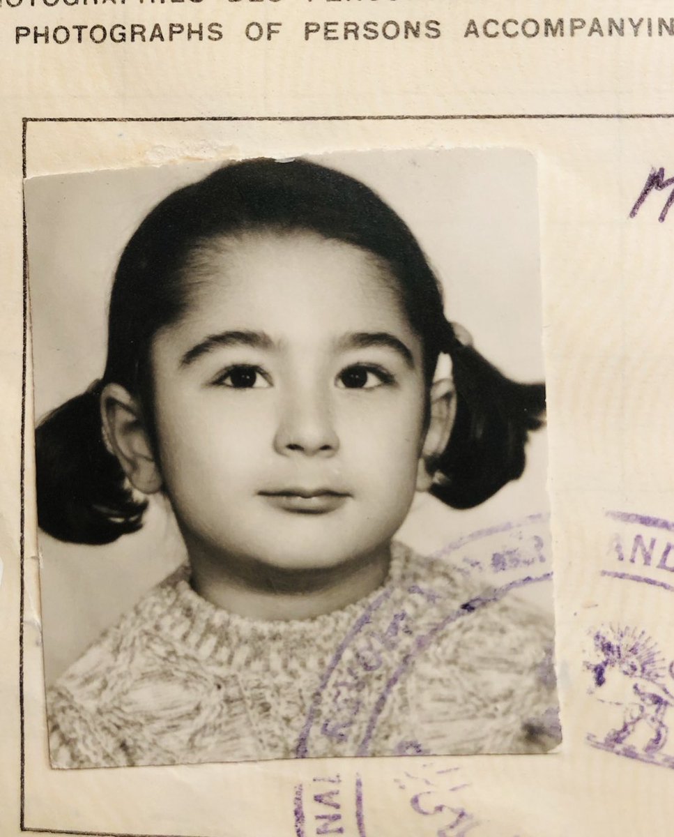 GolinehAtai's tweet photo. Das bin ich in meinem iranischen Reisepass vor der Machtergreifung der Islamisten in Teheran. 
Und das bin ich danach.

Der Anblick fällt schwer. Wie konnten sie nur ein 8jähriges Mädchen so sexualisieren? 

Hört den Iranerinnen zu, die unter #LetUsTalk ihre Geschichte schreiben. https://t.co/eP5YD2Xhcc