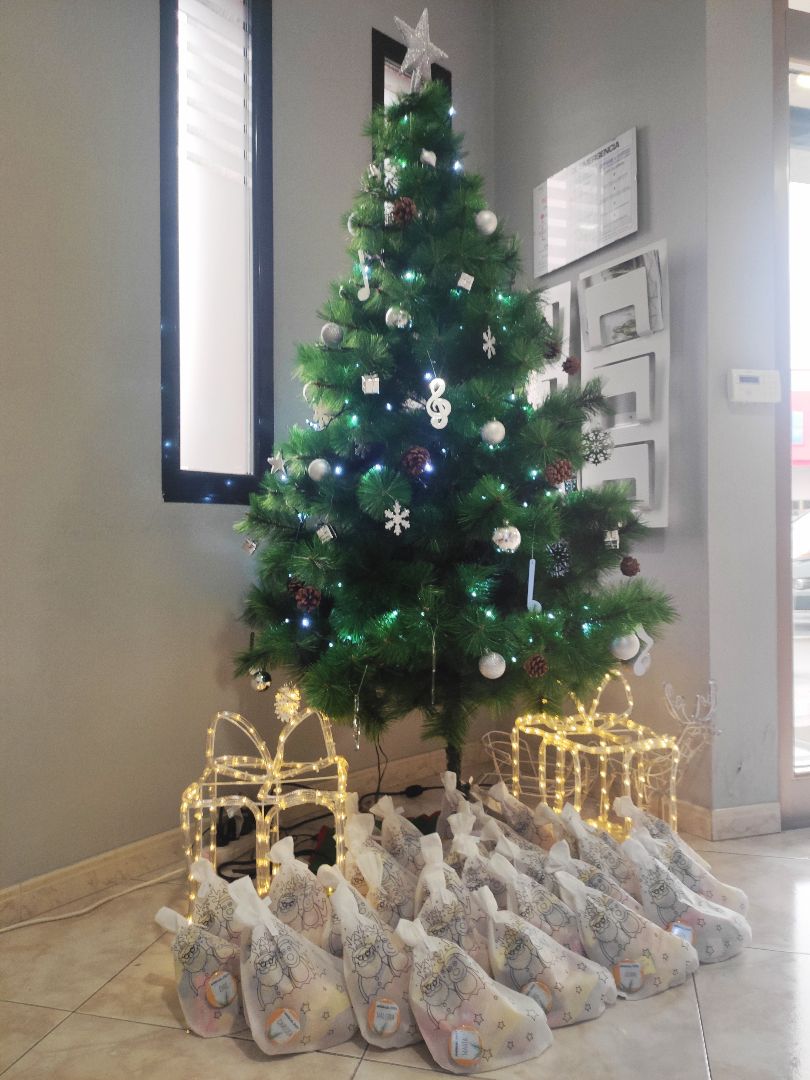 AMSlab's tweet photo. Como cada año, Papá Noel pasa por el #laboratorio para dejar un regalito a los #AMSkids. Nuestro equipo y su conocimiento es el corazón de #AMSlab, y sus hijos son el suyo 🧡.
Con esta estampa navideña os deseamos a todos un ¡FELIZ AÑO NUEVO! 🥳🥳🥳
#AMSteam #Navidad #FelizAño https://t.co/21rjboH0nJ