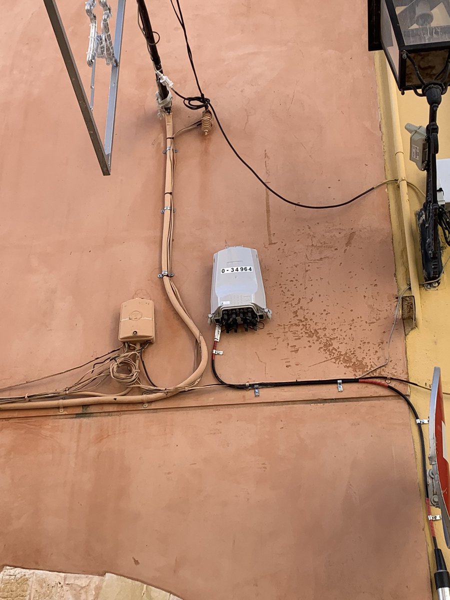 RaulCipres's tweet photo. @ajAltafulla @ajAltafulla @jordimolinera @ajAltafulla és una vergonya com esteu realitzant i permetent a @Telefonica faci les instal·lacions de xarxa a les cases del casc antic, sense respectar les façanes,que sí ens feu pintar dels colors indicats per Ajuntament Demano si us plau rectifiqueu https://t.co/R3ChVnJOvQ