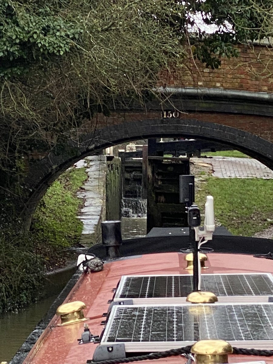 Moving day! 1st windy lock of the day #mustbemad #canal #windy Happy New Year 🥳