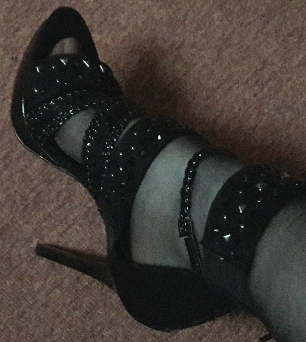 LustigeLisa89's tweet photo. Nur um die schönen Schuhe ist es schade... https://t.co/E3w91tVnGt