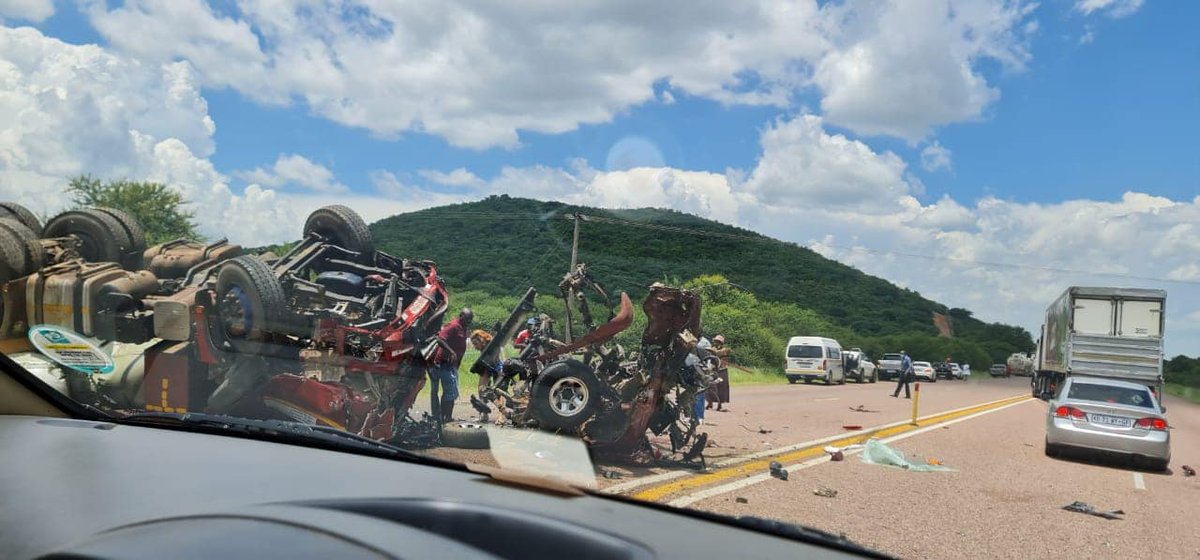 _ArriveAlive's tweet photo. N1 closed after horror head-on crash kills 6 about 50 km south of Polokwane https://t.co/Wq1iVPWxyr #ArriveAlive #HeadOnCrash @TransportLimCom @TrafficRTMC https://t.co/gIgmHxlwKk