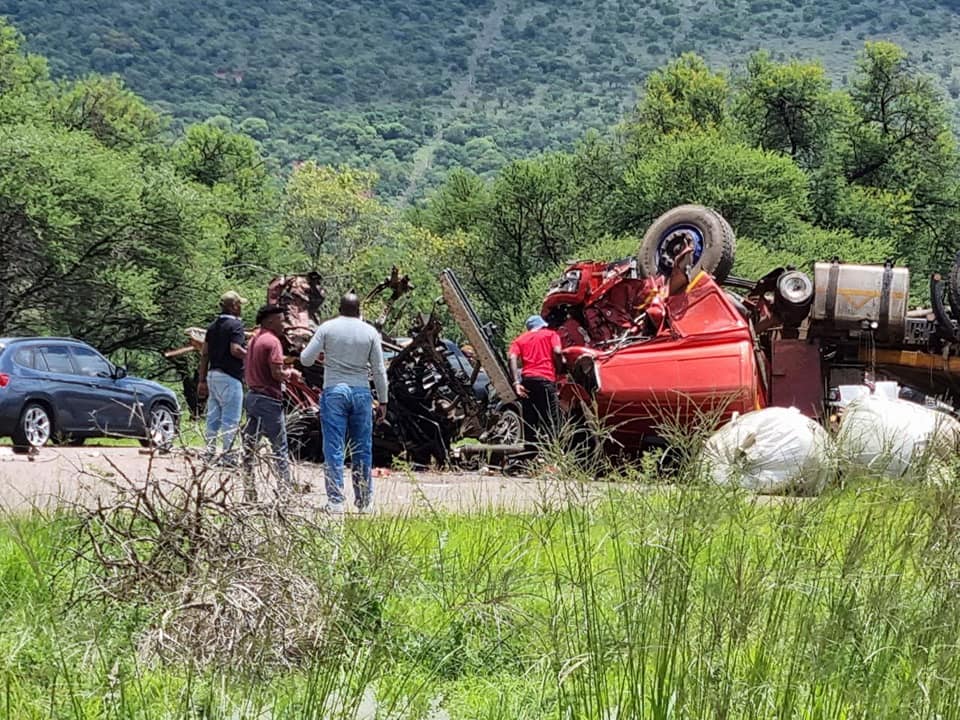 _ArriveAlive's tweet photo. N1 closed after horror head-on crash kills 6 about 50 km south of Polokwane https://t.co/Wq1iVPWxyr #ArriveAlive #HeadOnCrash @TransportLimCom @TrafficRTMC https://t.co/gIgmHxlwKk