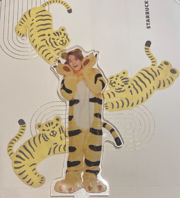 スタバカード🐯とアクスタ🐯の相性抜群すぎてやばい 