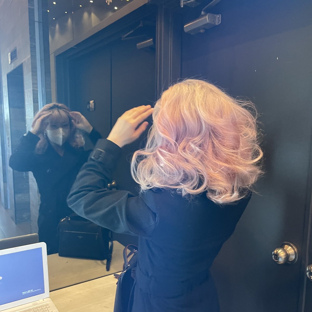 I_AM_A_DORA's tweet photo. 여러분 2021년이 몇 시간도 안 남았어요,,, 이거 거짓말이죠? 이대론 못 보내애애애앸... 모두 한 하 마무리 잘 하시구 내년에는 더 자주 봐요... 💕(진심)🥺🥺 사진은 폭탄 머리💣🤯 https://t.co/FlVnOuMtvJ