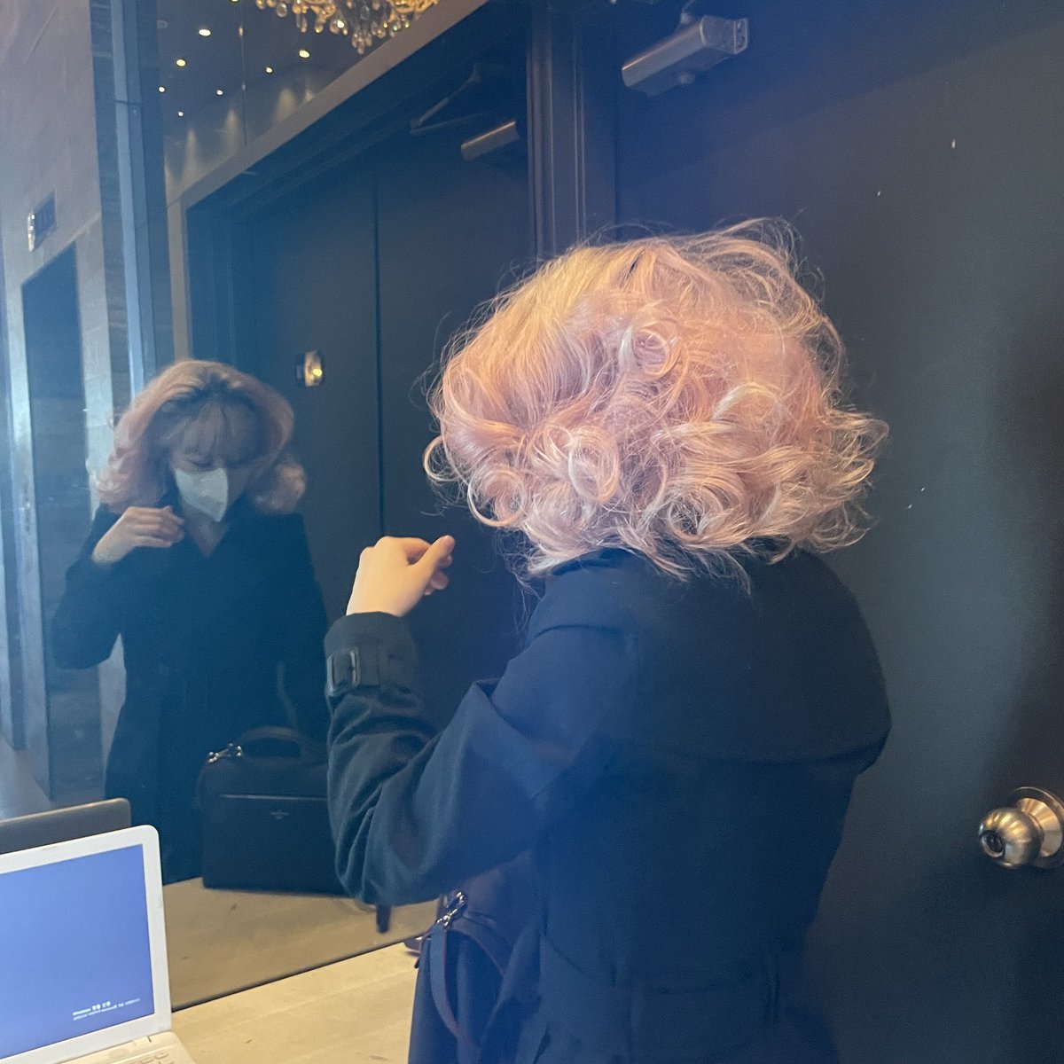 I_AM_A_DORA's tweet photo. 여러분 2021년이 몇 시간도 안 남았어요,,, 이거 거짓말이죠? 이대론 못 보내애애애앸... 모두 한 하 마무리 잘 하시구 내년에는 더 자주 봐요... 💕(진심)🥺🥺 사진은 폭탄 머리💣🤯 https://t.co/FlVnOuMtvJ