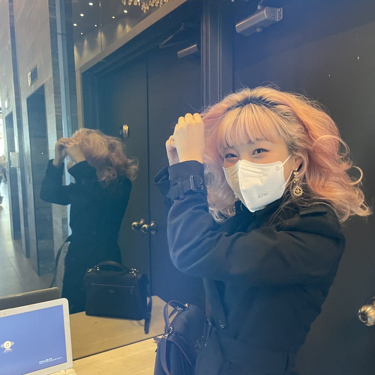 I_AM_A_DORA's tweet photo. 여러분 2021년이 몇 시간도 안 남았어요,,, 이거 거짓말이죠? 이대론 못 보내애애애앸... 모두 한 하 마무리 잘 하시구 내년에는 더 자주 봐요... 💕(진심)🥺🥺 사진은 폭탄 머리💣🤯 https://t.co/FlVnOuMtvJ