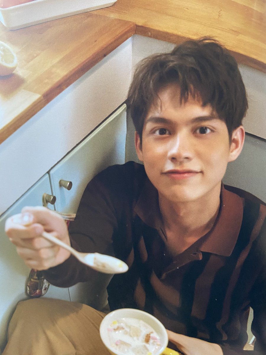 BrightSalvacion's tweet photo. happy new year mga lods! salamat sa pagiging parte ng 2021 ko 😘 
labyu ol HAHAHAHAHAHA
kain na kayo ng fruit salad ng Salvacion! https://t.co/Sp9RlBKVx5
