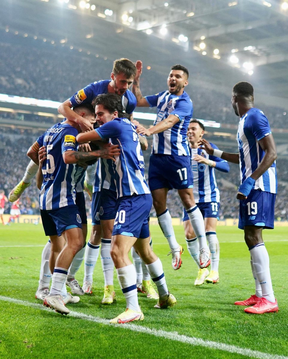 Isto é do que somos feitos… de garra, paixão e ambição! Mais uma noite incrível no Dragão com um ambiente que nos faz sentir ainda mais fortes. 𝗣𝗼𝗿𝘁𝗼 𝗦𝗲𝗺𝗽𝗿𝗲 💙