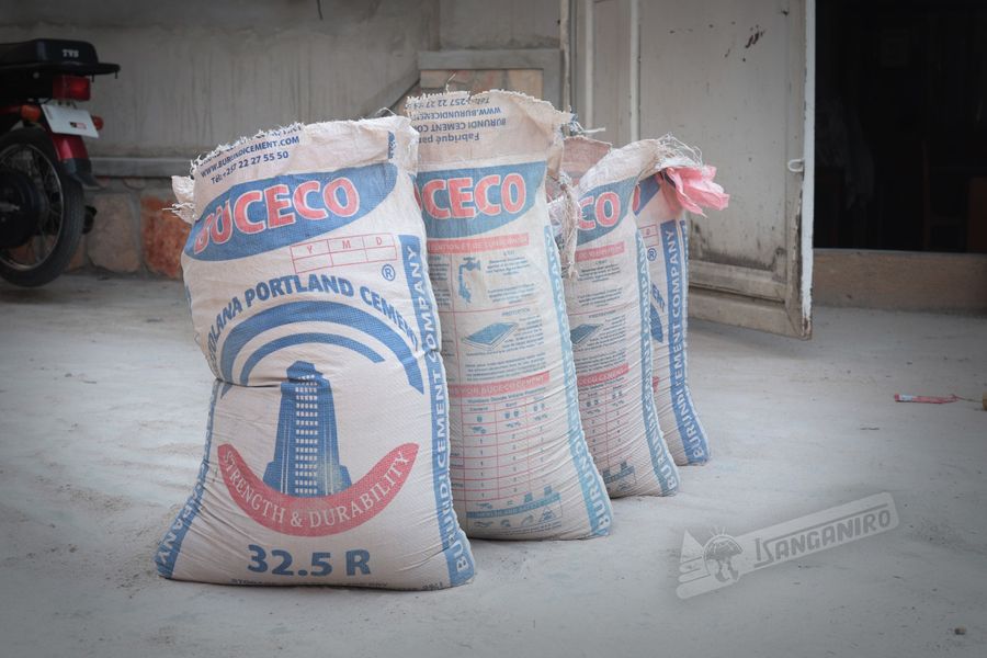 T_argos's tweet photo. #BUCECO annonce le nouveau tarif du ciment Ă partir du 1 janvier 2022. Un sac de 50kg de marque BUCECO 32.2 R qui sâachetait Ă 24500 sera achetĂ© 27500 tandi que celui de marque BUCECO 42.5 qui Ă©tait Ă 30000 sera dĂ©sormais 33000.
#Burundi @MinCommerce #ARGOSTV https://t.co/HtmLLoLctQ
