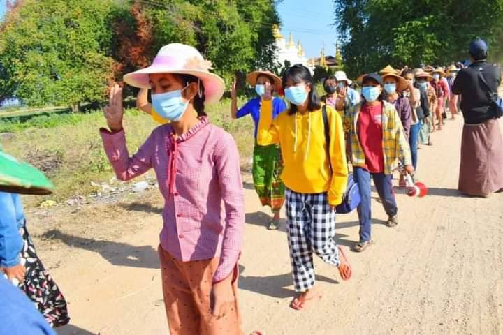 ThetHnin091's tweet photo. Locals of eastern Yinmarpin &amp; northern Sarlingyi Tsp staged a 296th days of protest against Genocidal Dictatorship. #Dec31Coup    #FederalDemocracyNewYear2022 #WhatsHappeningInMyanmar https://t.co/VgxYC3fPVZ