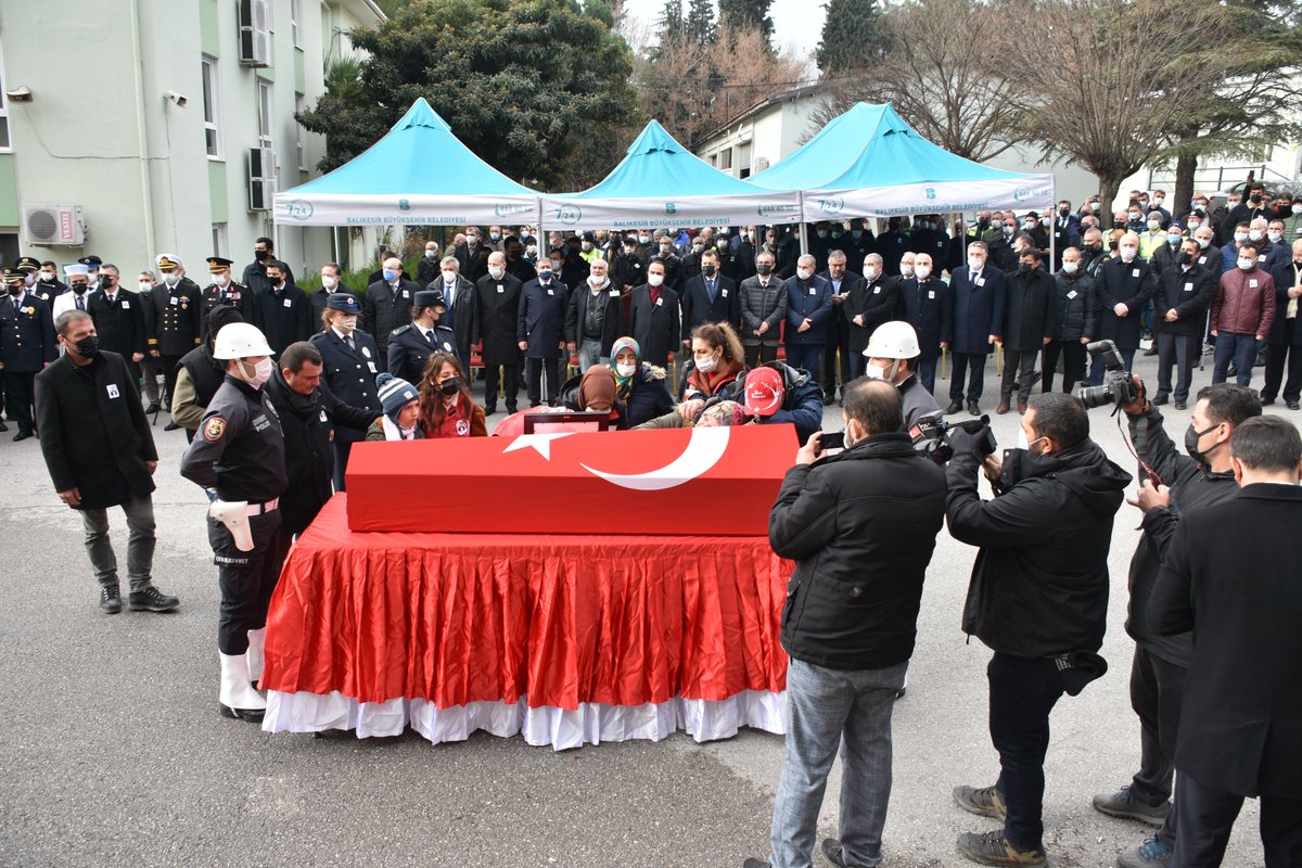 dsi_25_blgmd's tweet photo. Barış Pınarı Harekat Bölgesinde görevli iken terör örgütü tarafından açılan ateş sonucu şehit olan personelimiz Cihan GÖKKAYA için Bölge Müdürlüğümüzde düzenlenen törenle çalışma arkadaşlarından helallik alındı.
RUHU ŞÂD OLSUN. https://t.co/rEovfndLkE
