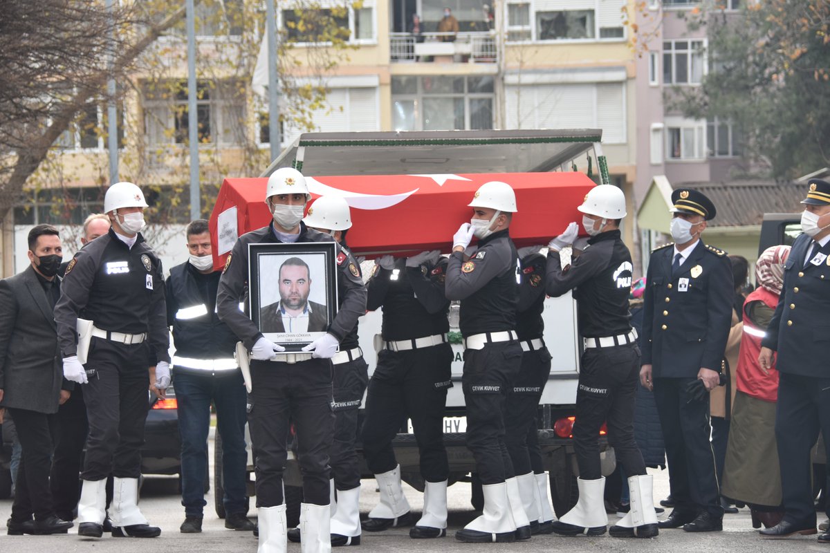 dsi_25_blgmd's tweet photo. Barış Pınarı Harekat Bölgesinde görevli iken terör örgütü tarafından açılan ateş sonucu şehit olan personelimiz Cihan GÖKKAYA için Bölge Müdürlüğümüzde düzenlenen törenle çalışma arkadaşlarından helallik alındı.
RUHU ŞÂD OLSUN. https://t.co/rEovfndLkE