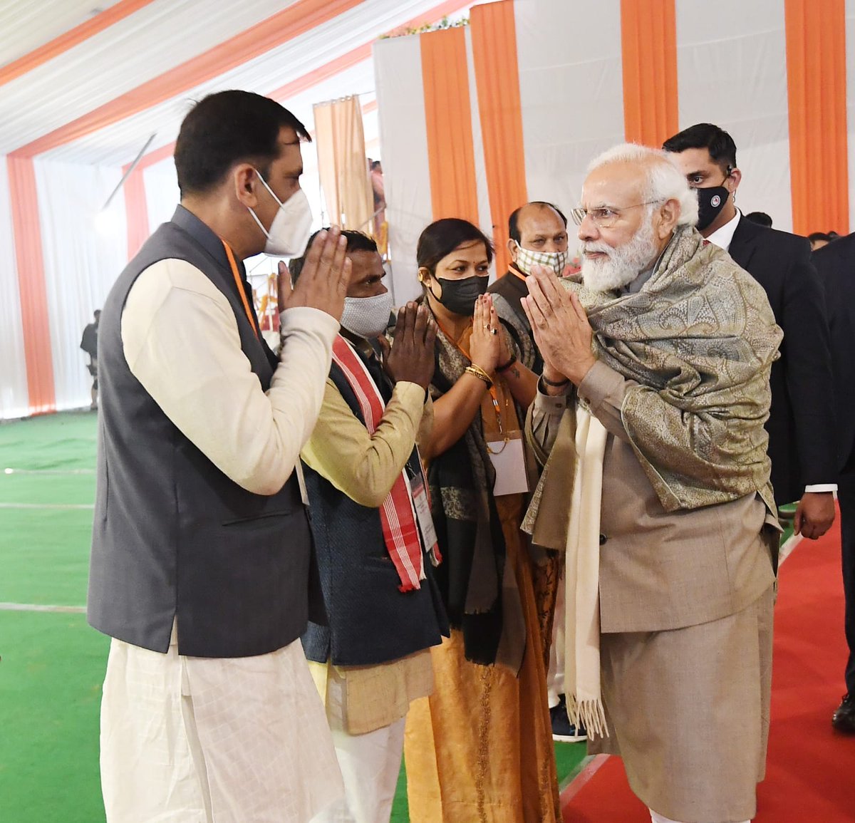 देश के यशस्वी प्रधानमंत्री माननीय श्री नरेंद्र मोदी जी से भेंट करते उत्तर प्रदेश उद्योग व्यापार मंडल के यशस्वी प्रदेश अध्यक्ष माननीय श्री मुकुन्द मिश्रा जी