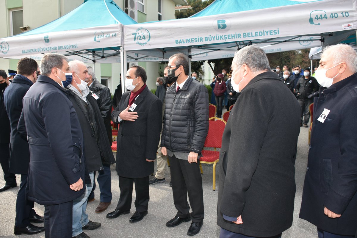 dsi_25_blgmd's tweet photo. Barış Pınarı Harekat Bölgesinde görevli iken terör örgütü tarafından açılan ateş sonucu şehit olan personelimiz Cihan GÖKKAYA için Bölge Müdürlüğümüzde düzenlenen törenle çalışma arkadaşlarından helallik alındı.
RUHU ŞÂD OLSUN. https://t.co/rEovfndLkE