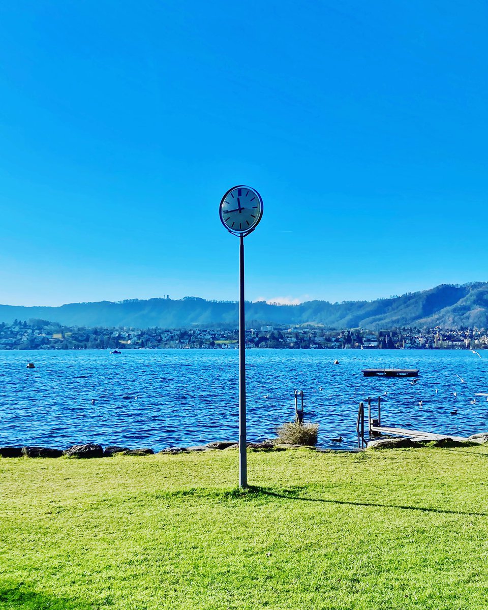 EnriqueMazzola's tweet photo. Last day of the year in #zurich, enjoying a wonderful sunny winter day. My dear friends, Happy New Year! 🤗🥂
.
.
.
#swisslife #zürichcity #zurichlife #schweiz🇨🇭 #wintervibes #switzerland #schweiz #swiss #hellozurich #zhwelt #sunny #winterday #happynewyear #zurichlake #swissclock https://t.co/KL4lag4Gsm