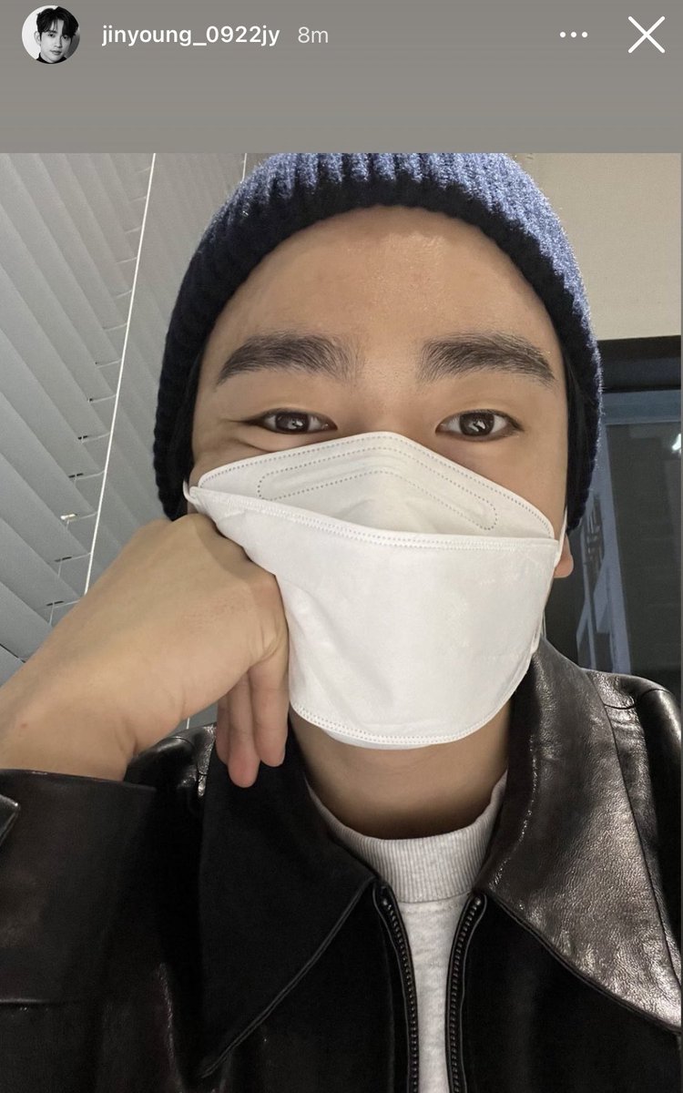 loeyoung_'s tweet photo. shh theyre conversing https://t.co/uNc8Ph0cWq