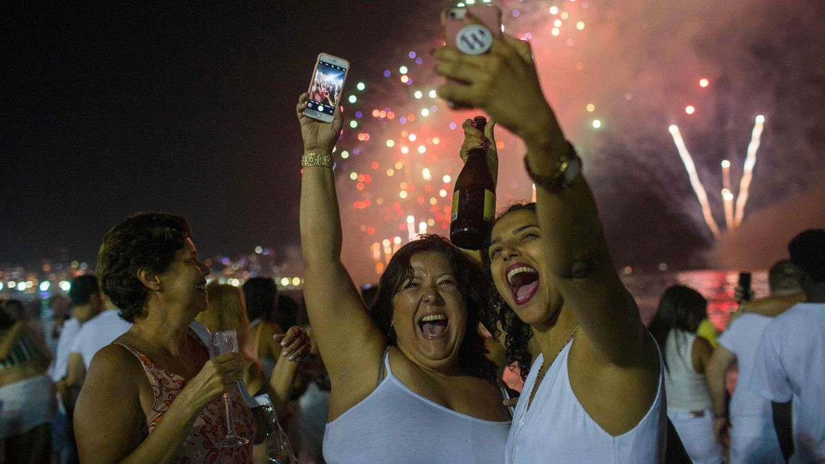 DailyMirror's tweet photo. New Zealand first country to celebrate dawn of 2022 https://t.co/Y4CakKNAQ2 https://t.co/UGiEiEBUHx