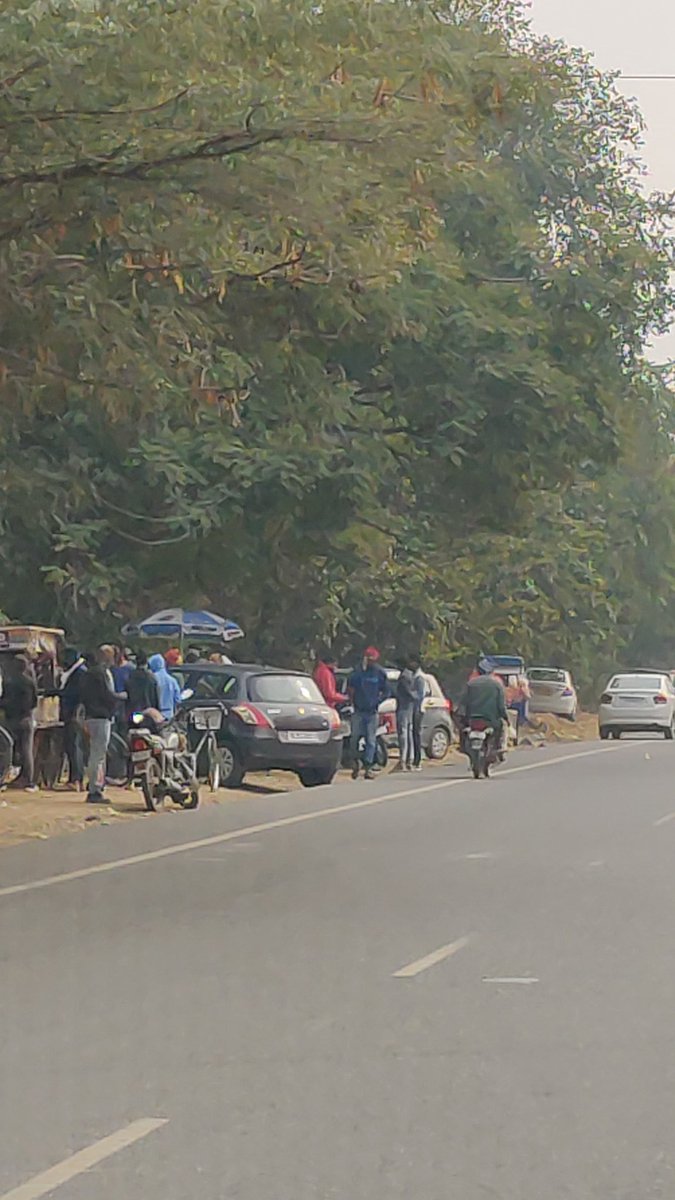 MSuperna's tweet photo. Blatant violations of law just 2 km away from DLF phase 1 police station. Shameless violation by offenders at the risk of lives of citizens. Permanent carts on FBD GGN highway in qutub plaza red light.@DC_Gurugram @TrafficGGM @cmohry @police_haryana @HTGurgaon @MunCorpGurugram https://t.co/c9zLLXxqmG