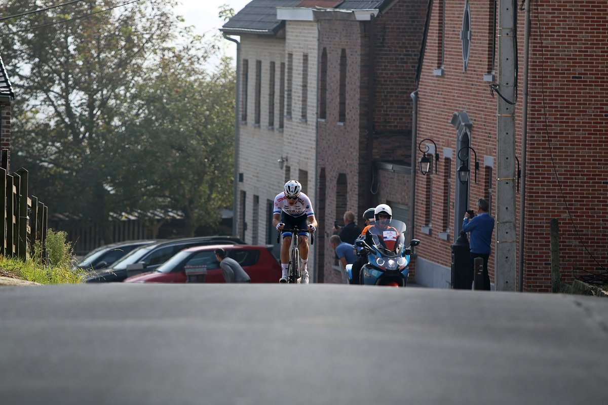 Octobre 2021 - 3 Jours d'Axel
La dernière victoire 🟨de <a href="/GrgoireRomain2/">Grégoire Romain</a> avec le maillot de Champion d'Europe sur l'étape reine.
La veille, <a href="/Mathias_sanl/">Mathias Sanlaville</a> prend la 2e place au sprint massif, lancé par le champion d'Europe himself !