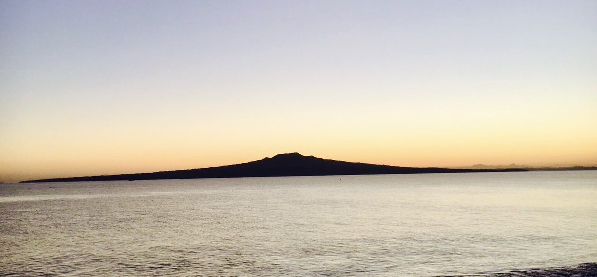 HelenClarkNZ's tweet image. As the sun sets on 2021, here’s to a better 2022 with greater global determination to end the #COVID19 pandemic, reduce poverty, inequalities &amp;amp; marginalisation, take action on #climate &amp;amp; biodiversity crises, &amp;amp; bring raging conflicts destroying lives &amp;amp; hopes to an end. #HNY2022 🎈