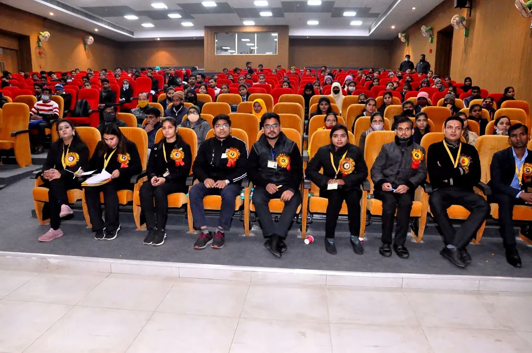 DizitalM's tweet photo. A very energetic and skillful workshop conducted at Maharaja Agrasen Mahavidyalaya #bareilly by team #dizitalmantras

#skilldevelopment #skillworkshop #mockinterview #careercounseling #groupdiscussions https://t.co/0hz5E3wH5H