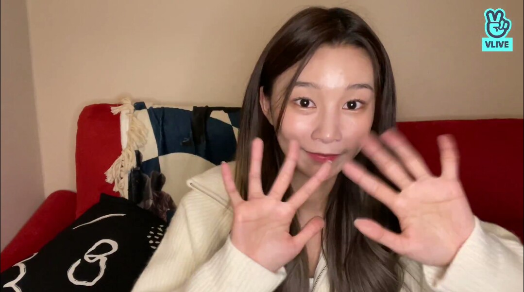 Shinru27648374's tweet photo. Why do people mistake Hyebin for Jane? why does Hyebin's live ask "where is Nancy"? This is Hyebin's live. As the leader of Momoland. Please respect Lee Hyebin. Why would someone mistype her name "heybin"?.Please respect Hyebin #Hyebin #LeeHyebin #MOMOLAND #MOMOLAND_IS_COMING https://t.co/VrHgpJdVzL