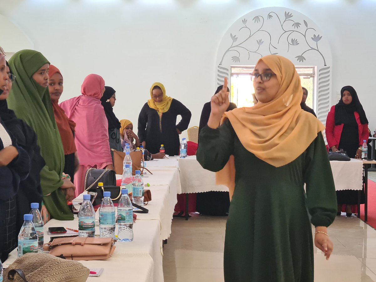 ForumXog's tweet photo. Huda Hasan iyo @ikram_jacfar oo daadihinaaya qeybta Ciyaaraha iyo Habfikirka tolmoon. Q1
@CigaalXamda @nuraosman_ @zainnoted @BahjaDualle @amuun_qawdhan https://t.co/kclFsQsa6c