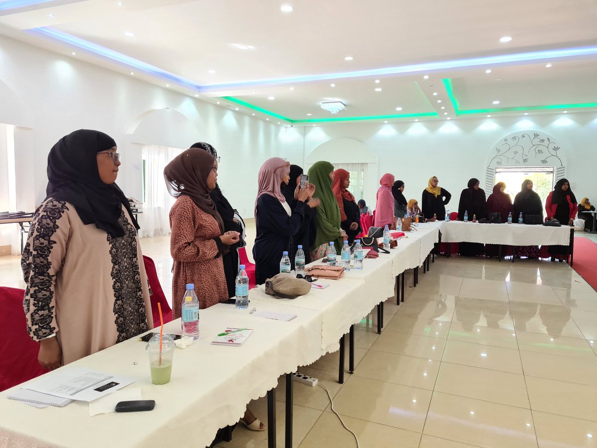 ForumXog's tweet photo. Huda Hasan iyo @ikram_jacfar oo daadihinaaya qeybta Ciyaaraha iyo Habfikirka tolmoon. Q1
@CigaalXamda @nuraosman_ @zainnoted @BahjaDualle @amuun_qawdhan https://t.co/kclFsQsa6c