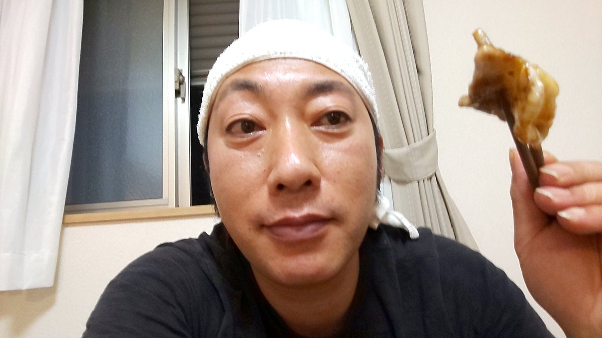 hakatajagurist7's tweet photo. 以前病気にかかってた出目金、今は病気も治って元気に泳いでます♪今日は金魚の水換え、洗車で4時間半かかって疲れました😫RAIZIN見ながら一人焼肉中🥩今年は一年有難う御座いました🙇来年も宜しくお願い致します🙇皆様、良いお年を🎍✨
#大晦日
#一人焼肉
#暇人
#TELOK (女性のみ)
#ジャグラー https://t.co/KFfq9chWFw