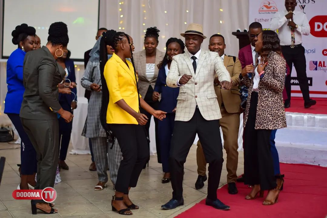 dodoma_tv's tweet photo. UZINDUZI WA DODOMA TV.
Kila aina ya mtindo ,staili zinachezwa katika Uzinduzi wa Dodoma Tv,Furaha na Shangwe ndani ya Ukumbi wa Cavillam .

Tupo live @dodoma_tv na @dodomafmradio .
#chilihamonga 
#Uzinduziwadodomatv https://t.co/LJDh48oz3q